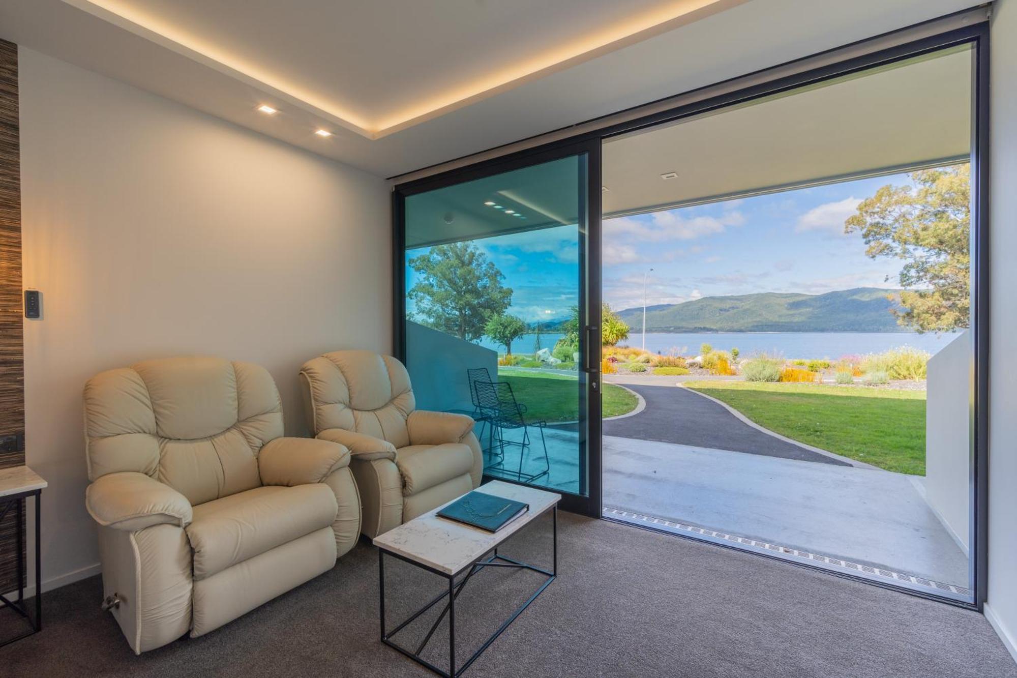 Fiordland Lakeview Motel And Apartments Te Anau Exterior photo